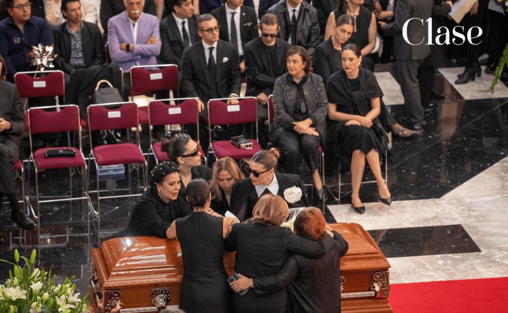 Alejandra Guzmán, Camila Valero, Giordana Guzmán, Michelle Salas, Stephanie Salas, Sylvia Pasquel y Efigenia Ramos en el homenaje póstumo a Silvia Pinal / Foto: Edgar Silva F.