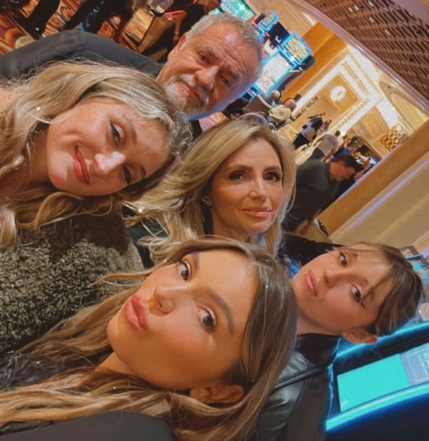 Angélica Rivera y José Alberto Castro con sus hijas / Instagram